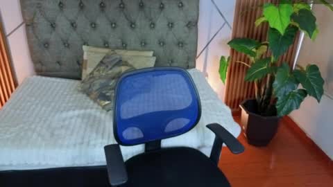 sasha_gracee_ online show from April 16, 1:12 pm