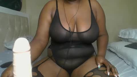 Snapshot of sassie_bee chatting on December 9, 11:34 pm sassie_bee online show from December 9, 11:34 pm