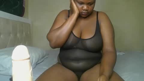 Snapshot of sassie_bee chatting on December 11, 12:02 am sassie_bee online show from December 11, 12:02 am