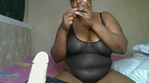 Snapshot of sassie_bee chatting on January 22, 12:16 am sassie_bee online show from January 22, 12:16 am