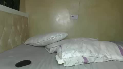 Snapshot of sassie_bee chatting on February 2, 11:21 pm sassie_bee online show from February 2, 11:21 pm