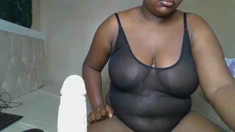 Snapshot of sassie_bee chatting on March 4, 12:18 am sassie_bee online show from March 4, 12:18 am