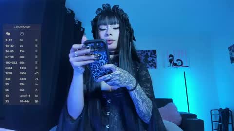    im expecting 300 thumbs up on my altar online show from April 18, 11:16 pm