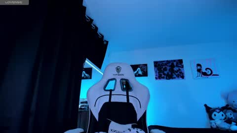 Snapshot of satanbabee_ chatting on June 4, 11:22 pm im expecting 300 thumbs up on my altar online show from June 4, 11:22 pm