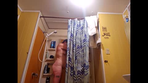 Snapshot of savage352ratchet chatting on December 18, 5:00 pm Bugglove online show from December 18, 5:00 pm