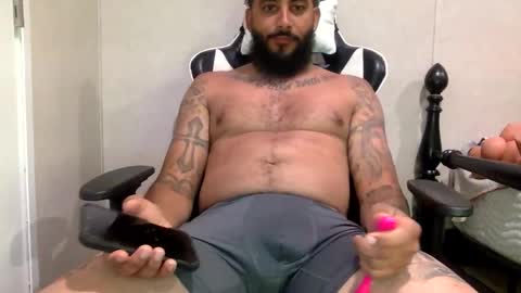 Snapshot of savagebullxxx chatting on April 19, 2:22 am savagebullxxx online show from April 19, 2:22 am