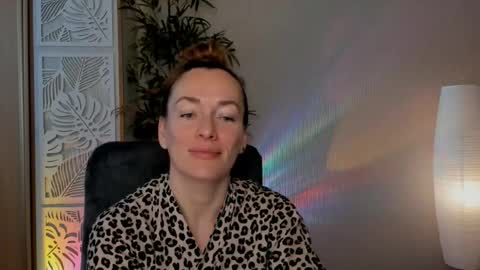 Snapshot of save_the_qween chatting on April 28, 5:01 am save the qween online show from April 28, 5:01 am