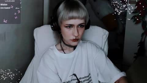 pronoun she. name Mary. age 21. online show from November 5, 5:02 pm