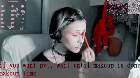 pronoun she. name Mary. age 21. online show from November 17, 9:15 am