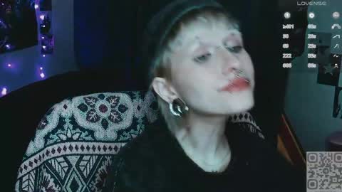pronoun she. name Mary. age 21. online show from May 9, 9:53 pm