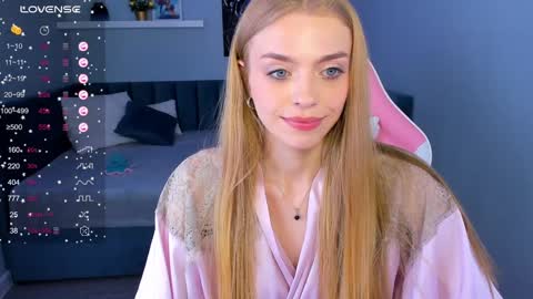 Snapshot of sayl0r_moon chatting on December 18, 3:04 am Kira GMT 7 Mon Thu-Sun 0800am-0200pm online show from December 18, 3:04 am