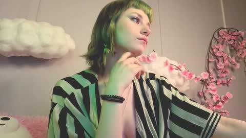 Snapshot of scarle_whisper chatting on February 28, 1:06 am Emmy online show from February 28, 1:06 am