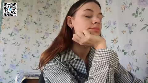 Snapshot of scarlet1flowers chatting on October 18, 8:15 am Kira online show from October 18, 8:15 am