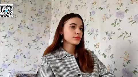 Snapshot of scarlet1flowers chatting on October 23, 8:35 am Kira online show from October 23, 8:35 am