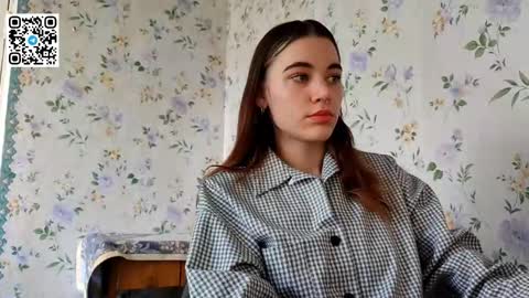 Snapshot of scarlet1flowers chatting on October 24, 8:33 am Kira online show from October 24, 8:33 am