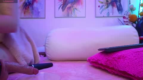 Snapshot of scarlet_desiree chatting on November 21, 11:42 am Scarlet online show from November 21, 11:42 am