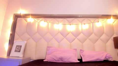 scarlethbigbug online show from February 12, 12:00 pm