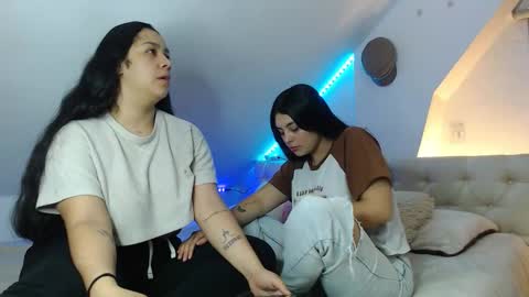 Scarlett and Jazmin online show from October 19, 8:59 am