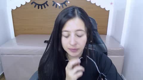 Snapshot of scarlett_percy_t chatting on January 18, 12:42 pm scarlett_percy_t online show from January 18, 12:42 pm