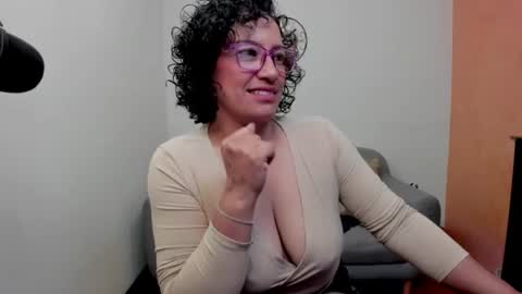 Snapshot of scarlett_sax chatting on June 20, 10:34 pm Scarlett sax online show from June 20, 10:34 pm