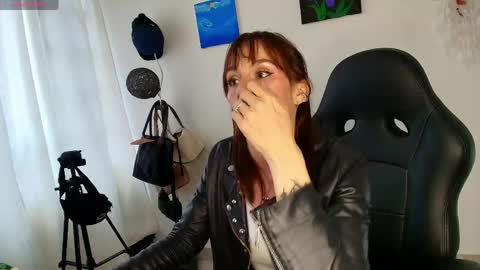 Snapshot of scarlettmilf_cg chatting on April 21, 8:44 pm Scarlett online show from April 21, 8:44 pm