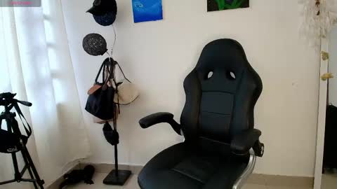 Snapshot of scarlettmilf_cg chatting on April 22, 10:00 pm Scarlett online show from April 22, 10:00 pm