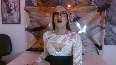 Snapshot of scarlettqueencs chatting on October 27, 5:00 am Scarlett online show from October 27, 5:00 am