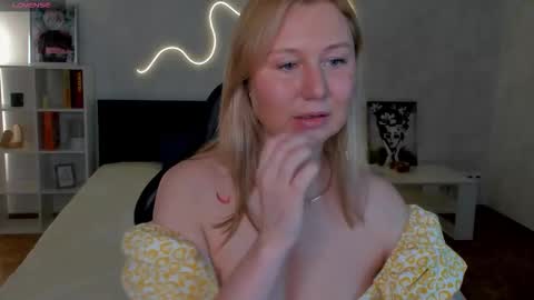 Snapshot of scent__of_woman chatting on October 20, 1:28 am Samanta online show from October 20, 1:28 am