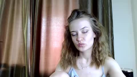 Snapshot of scented_elsa chatting on May 27, 11:18 am Elsa online show from May 27, 11:18 am