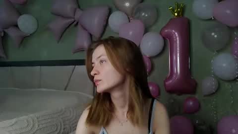 Snapshot of scented_elsa chatting on June 2, 7:32 am Elsa online show from June 2, 7:32 am