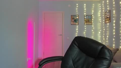 Thomas brunette and Alex blond online show from January 9, 8:45 am