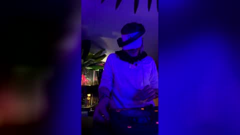 Snapshot of seanplushouse chatting on February 28, 7:42 am seanplushouse online show from February 28, 7:42 am