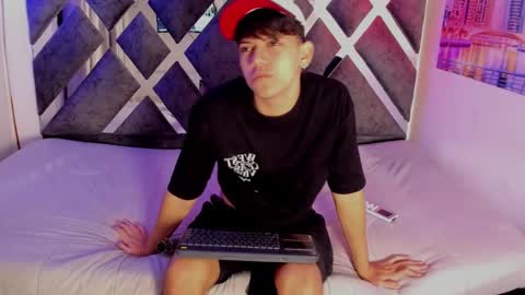 Snapshot of sebas_pretty7 chatting on December 2, 12:32 pm sebas_pretty7 online show from December 2, 12:32 pm