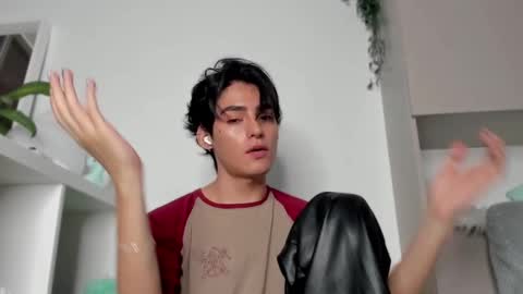 Snapshot of sebas_rosse chatting on February 13, 4:54 am sebastian online show from February 13, 4:54 am