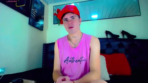 Snapshot of sebastian_loaiza chatting on November 6, 6:53 pm Sebastian online show from November 6, 6:53 pm