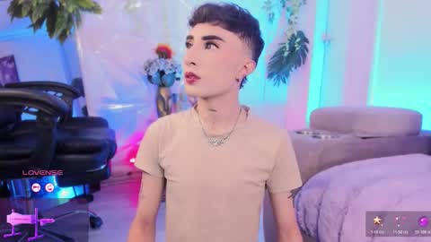     .  INDEPENDENT MODEL online show from February 15, 1:52 pm