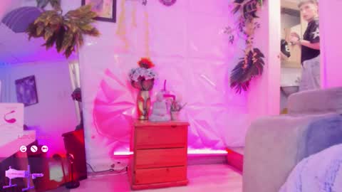     .  INDEPENDENT MODEL online show from February 20, 12:49 pm