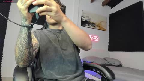 Snapshot of sebastianortizm chatting on November 6, 1:39 am Lucian Sinclair online show from November 6, 1:39 am