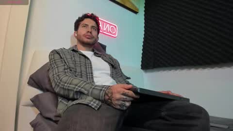 Snapshot of sebastianortizm chatting on November 24, 3:17 am Lucian Sinclair online show from November 24, 3:17 am