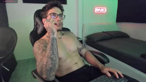 Snapshot of sebastianortizm chatting on November 26, 2:56 am Lucian Sinclair online show from November 26, 2:56 am