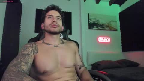 Snapshot of sebastianortizm chatting on November 28, 2:36 am Lucian Sinclair online show from November 28, 2:36 am