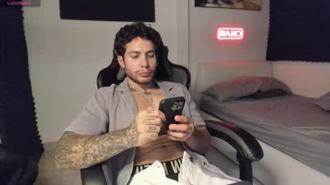 Snapshot of sebastianortizm chatting on December 21, 3:35 am Lucian Sinclair online show from December 21, 3:35 am