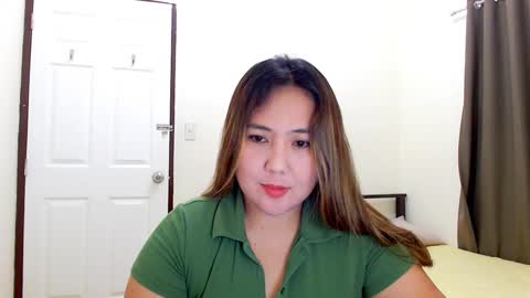 Snapshot of secretlover010101 chatting on December 18, 2:53 am MILAN online show from December 18, 2:53 am