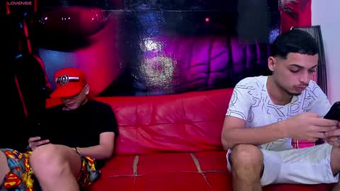 3some HORNY KIMGOOD GIRL LOOKING TO EXPERIENCE ALL KINDS OF SHOW online show from January 30, 2:27 am