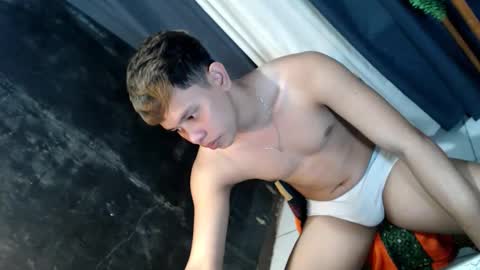 Snapshot of seductive_maxxx chatting on April 23, 8:02 am Max online show from April 23, 8:02 am