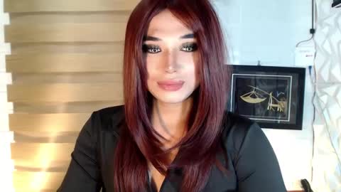 Snapshot of seductivedeluxe69 chatting on February 27, 5:24 am Deluxe online show from February 27, 5:24 am
