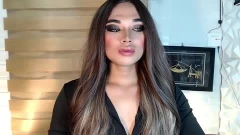 Snapshot of seductivedeluxe69 chatting on February 27, 8:28 am Deluxe online show from February 27, 8:28 am