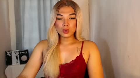 Snapshot of seductivedeluxe69 chatting on September 12, 4:01 am Deluxe online show from September 12, 4:01 am