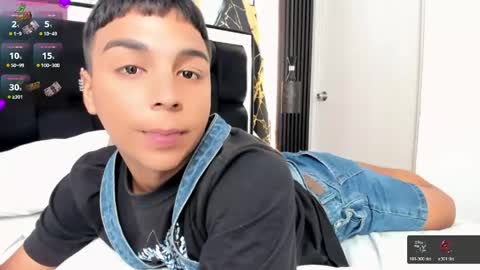 Snapshot of seductivo_jr chatting on April 29, 4:05 am seductivo online show from April 29, 4:05 am