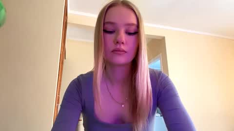 Snapshot of seemabensch chatting on March 2, 12:02 am Kristie online show from March 2, 12:02 am